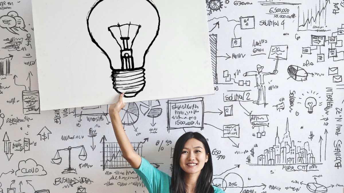 Woman holding a sign of a lightbulb