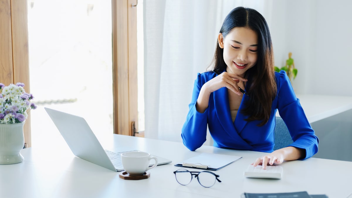 Female economist doing a calculation