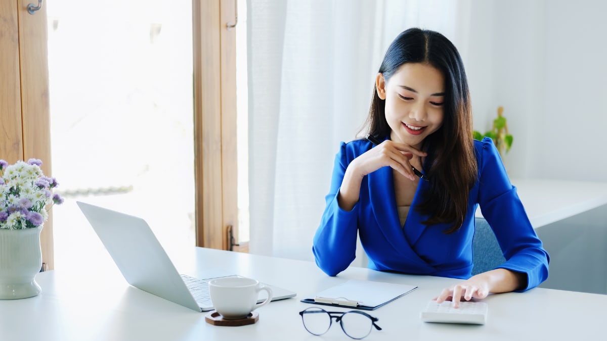 Female economist doing a calculation