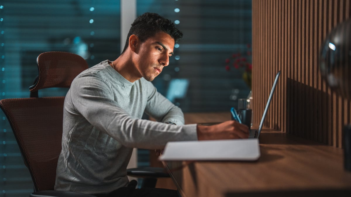 Man studing on a laptop