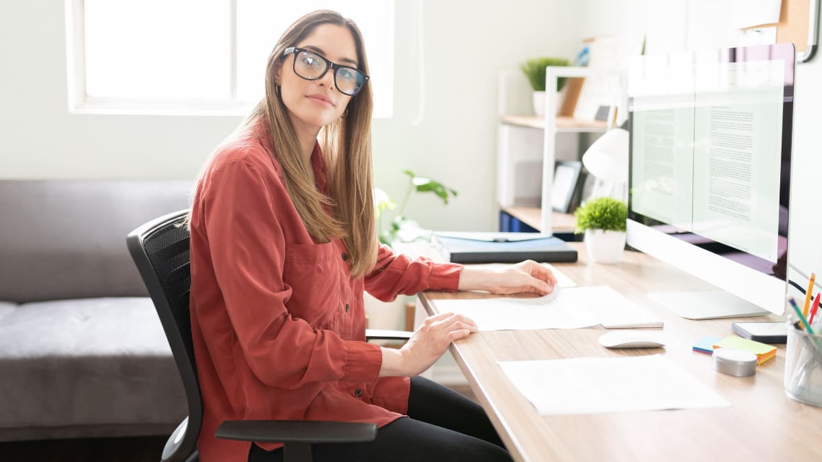 Young woman sitting in front of a computer