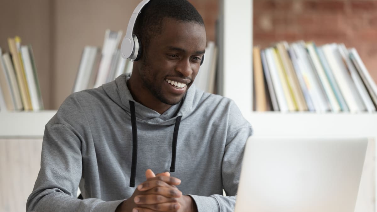 online student listening to an online synchronous college lecture