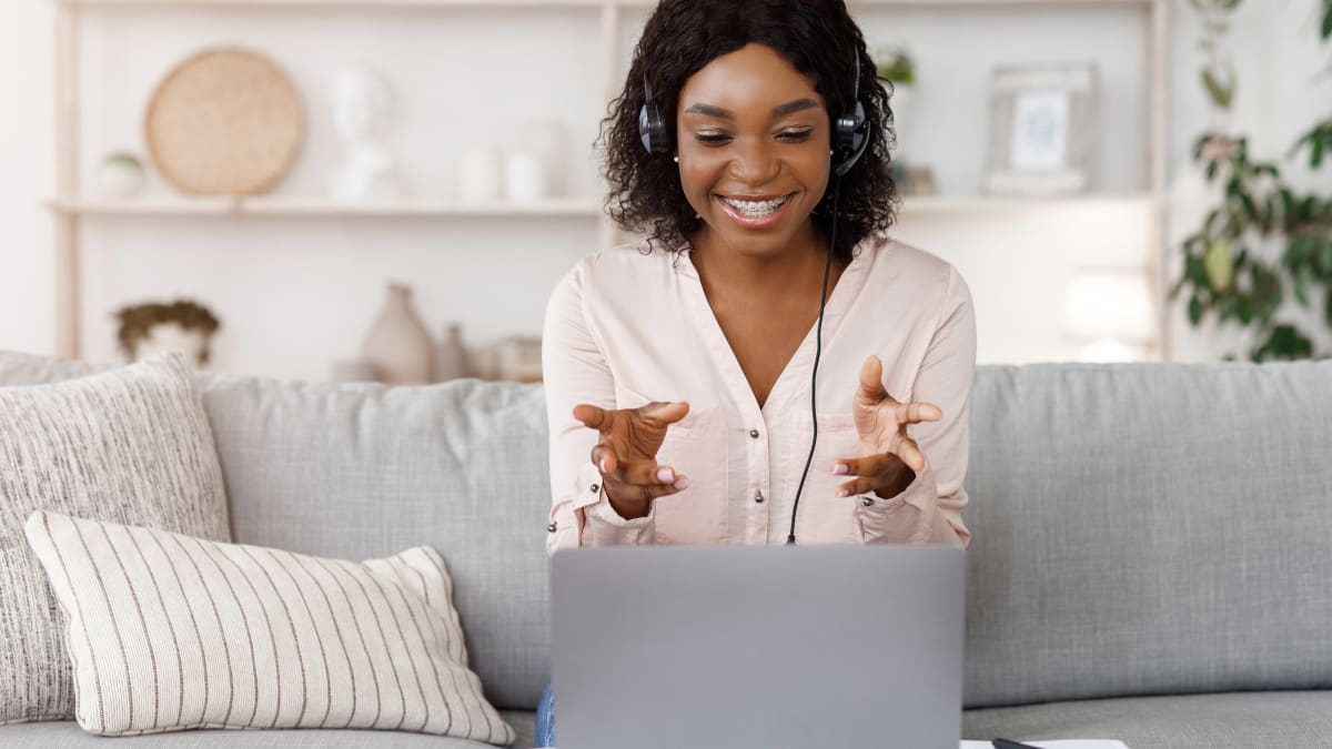 online student participating in an online synchronous class