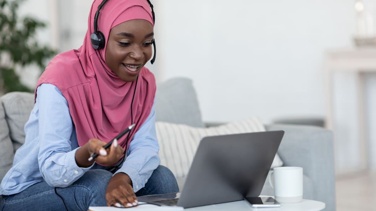 online student attending an online class