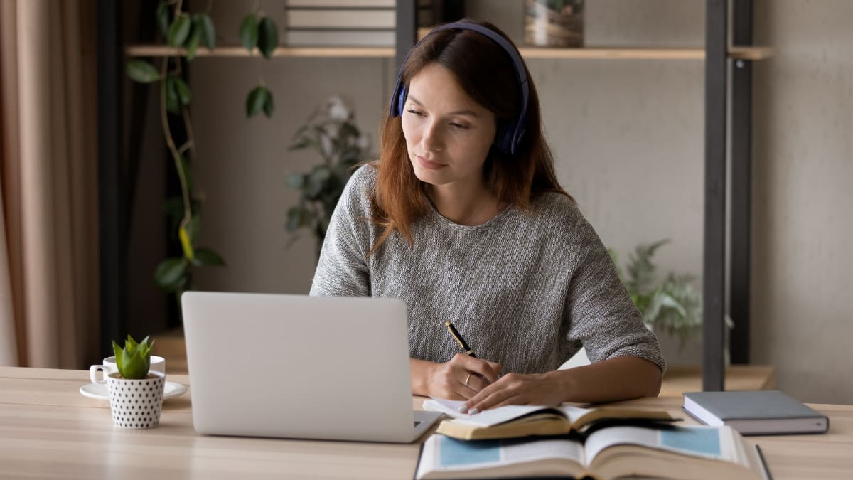 online college student listening to an online lecture