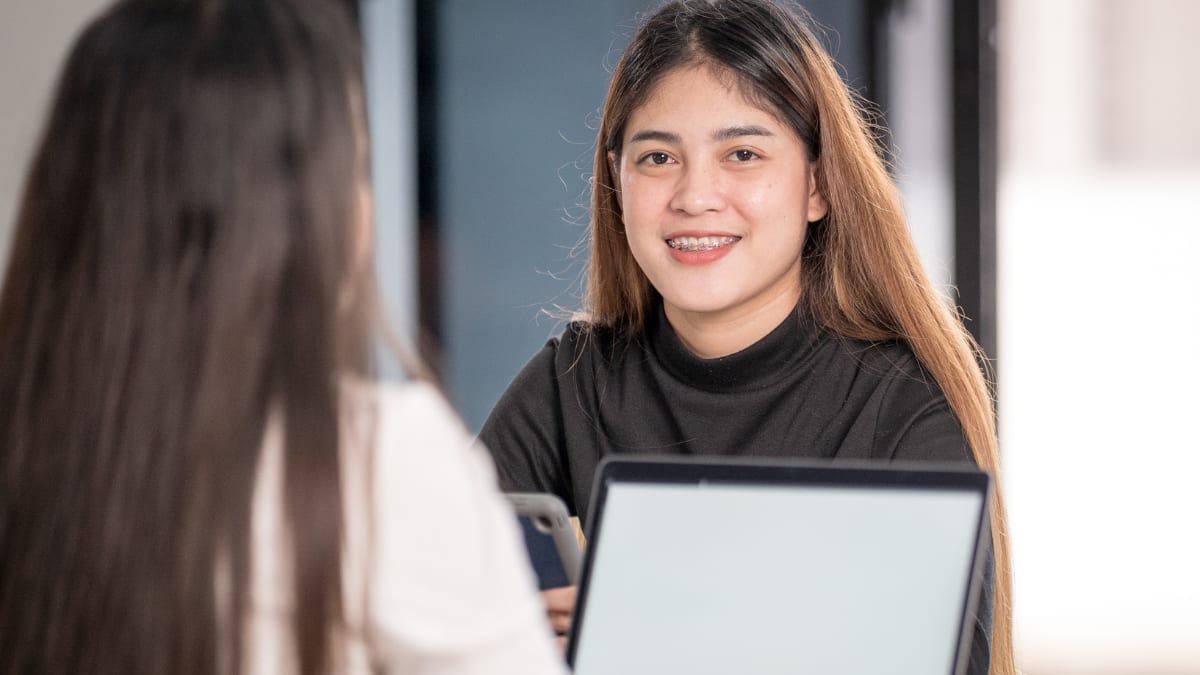 high school student meeting with a college admissions consultant