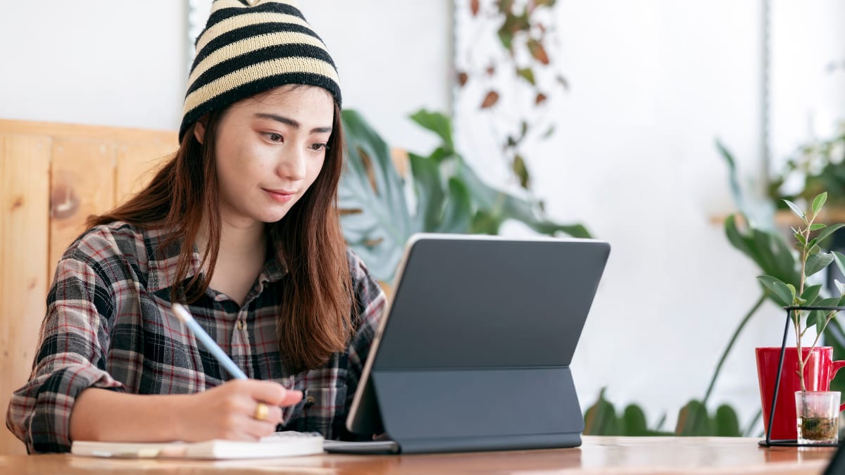 online college student watching an online lecture