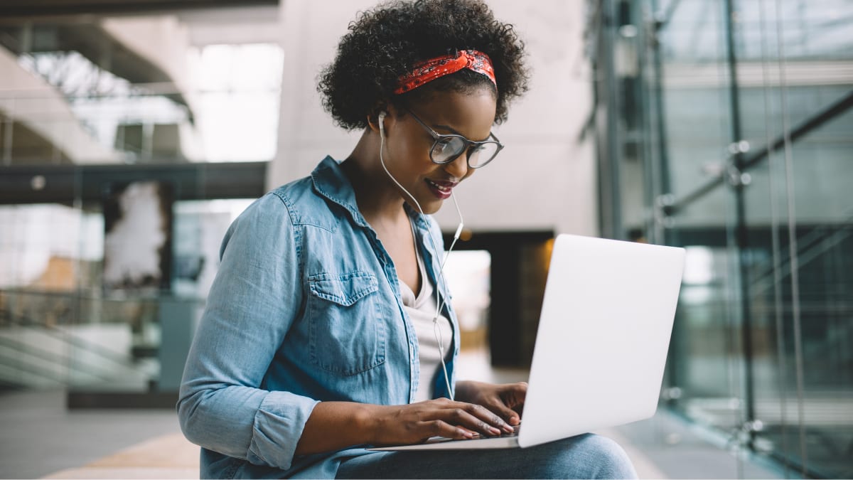 online student working on an MBA course