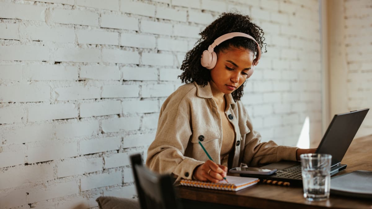 online college student listening to an asynchronous lecture