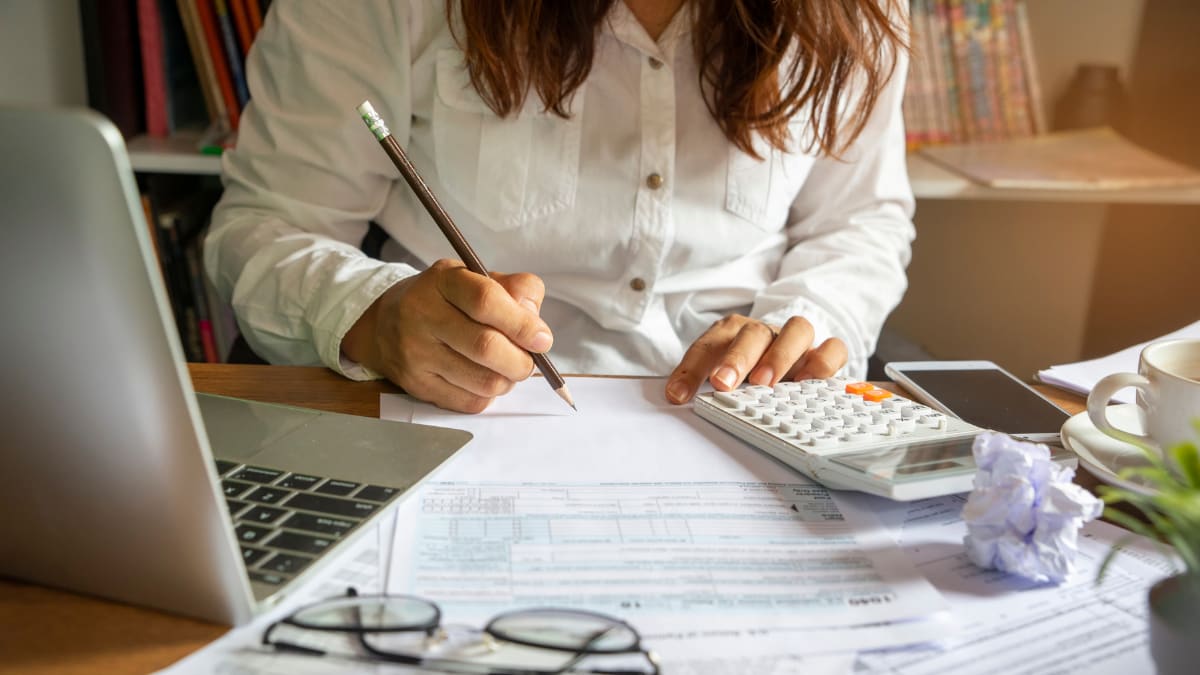 college student working through college budgeting