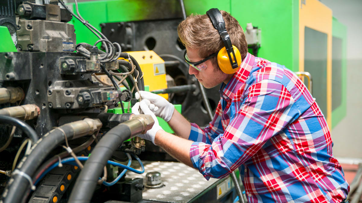 mechanical engineer working in the field