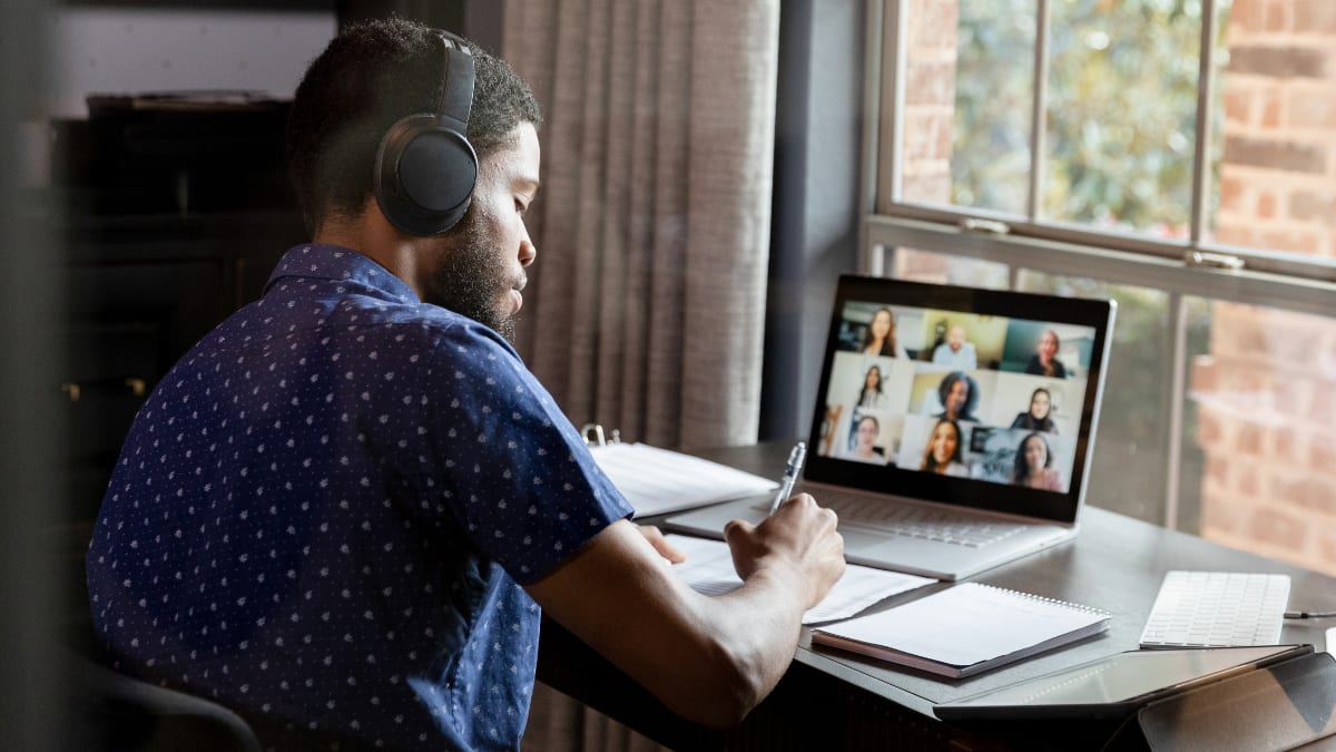 online student watching a live college lecture