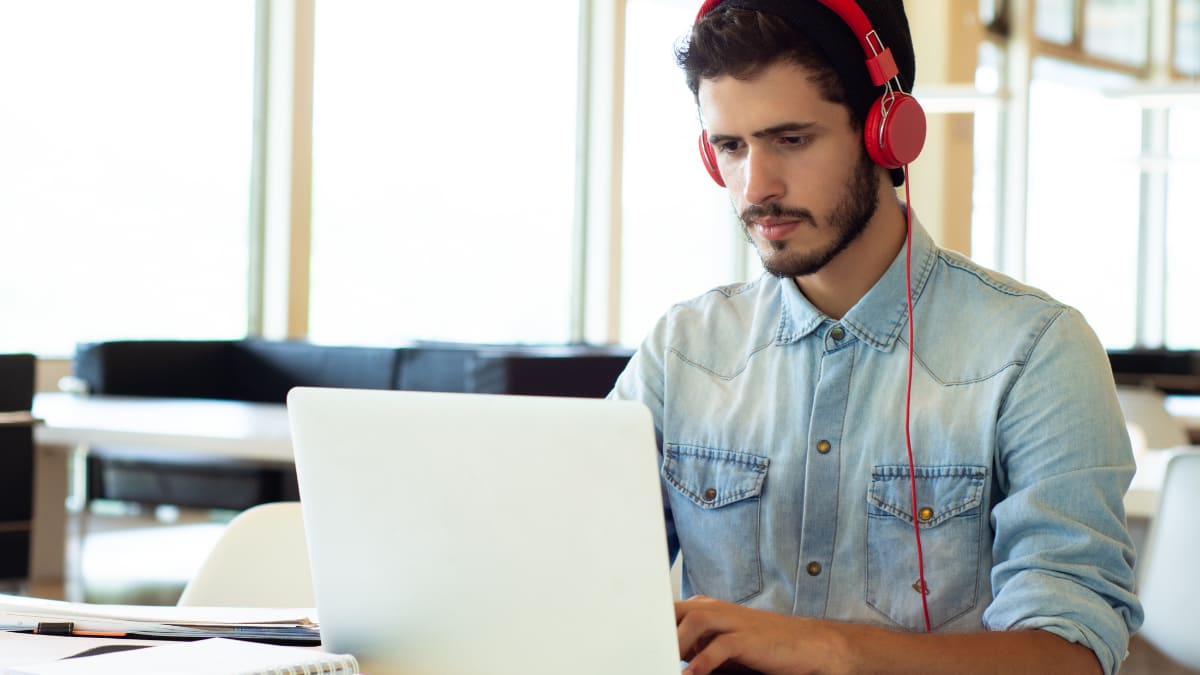 online college student listening to an online lecture