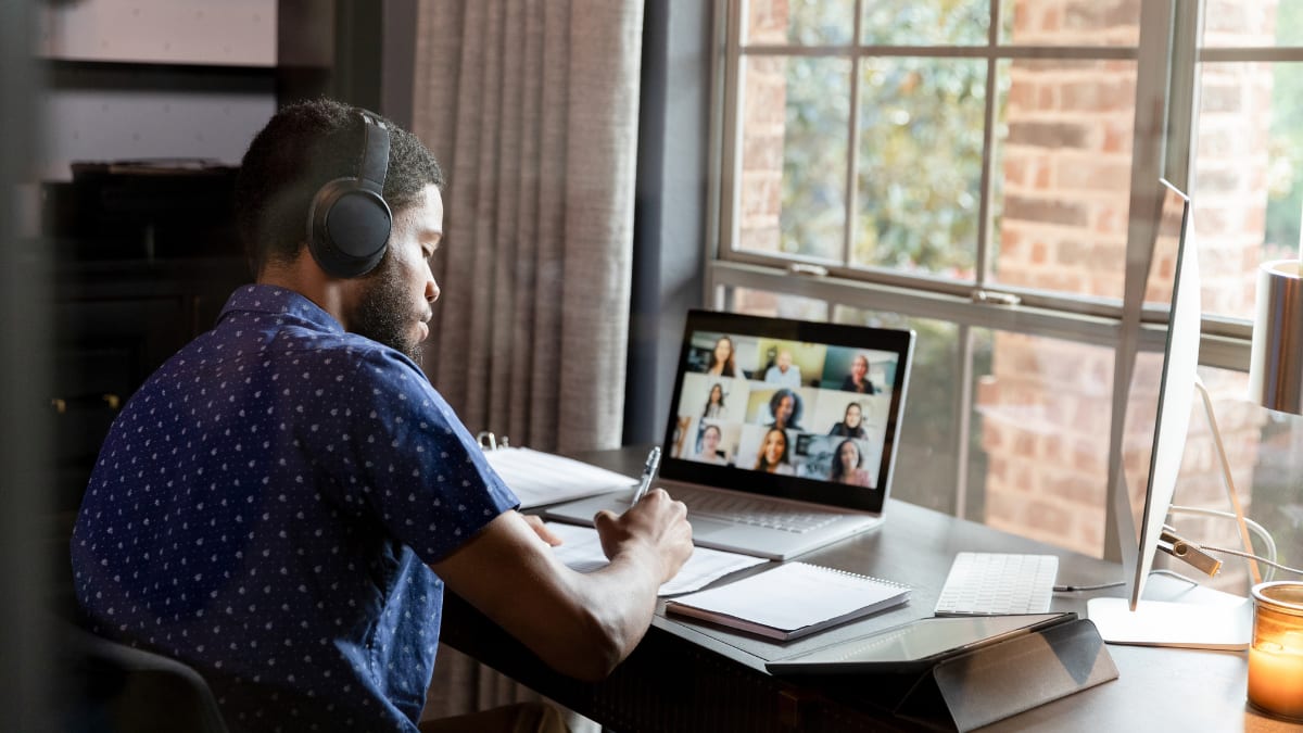 online student participating in an online study group