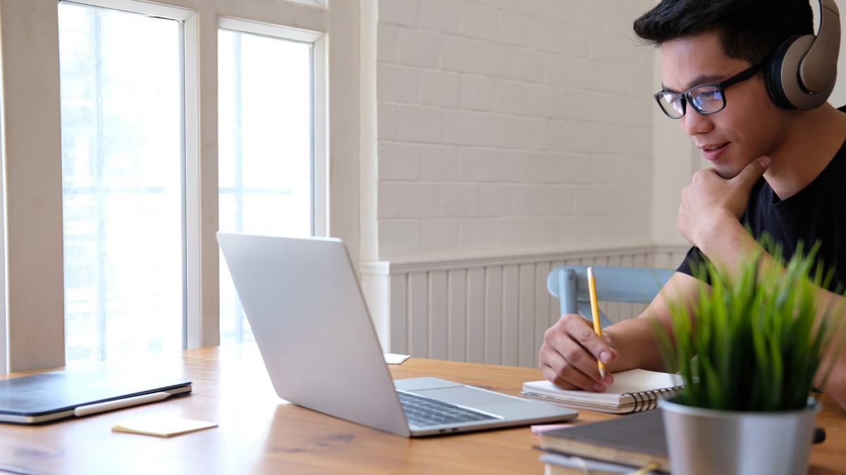 college student listening to an online course lecture