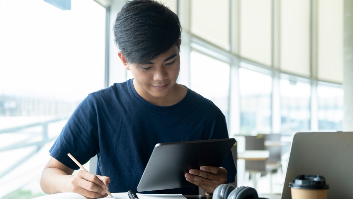 online student working on online coursework