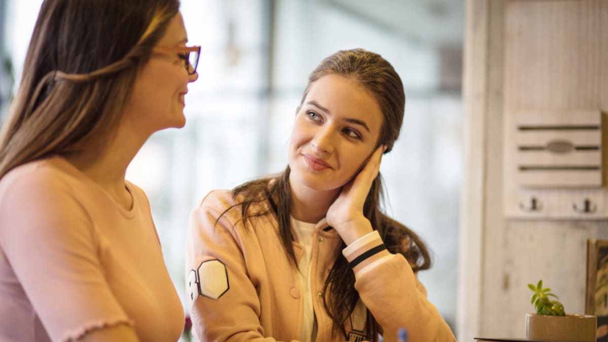 college student meeting with her college mentor