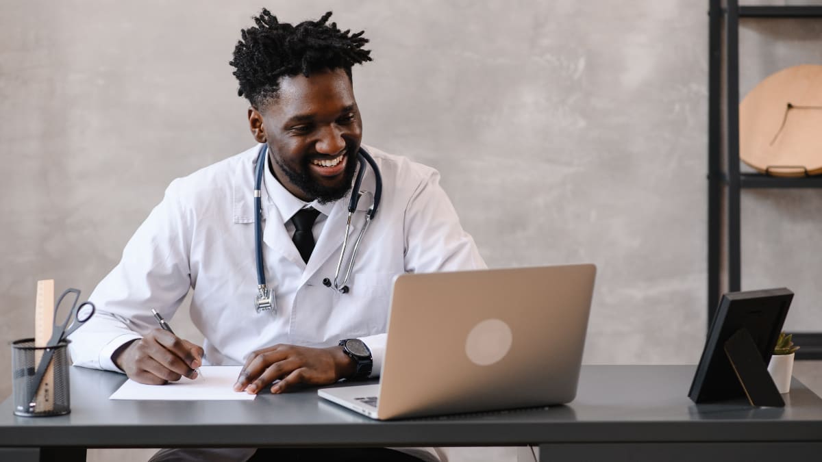 teledoctor caring for patient