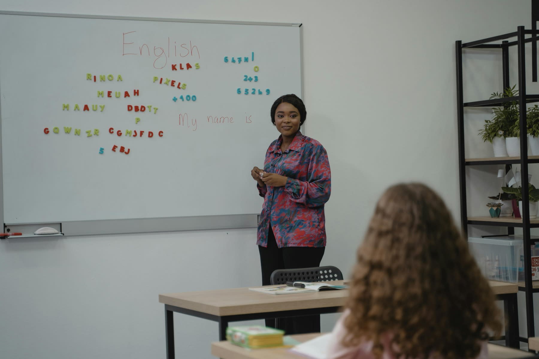 Female teacher teaching an elementary english class