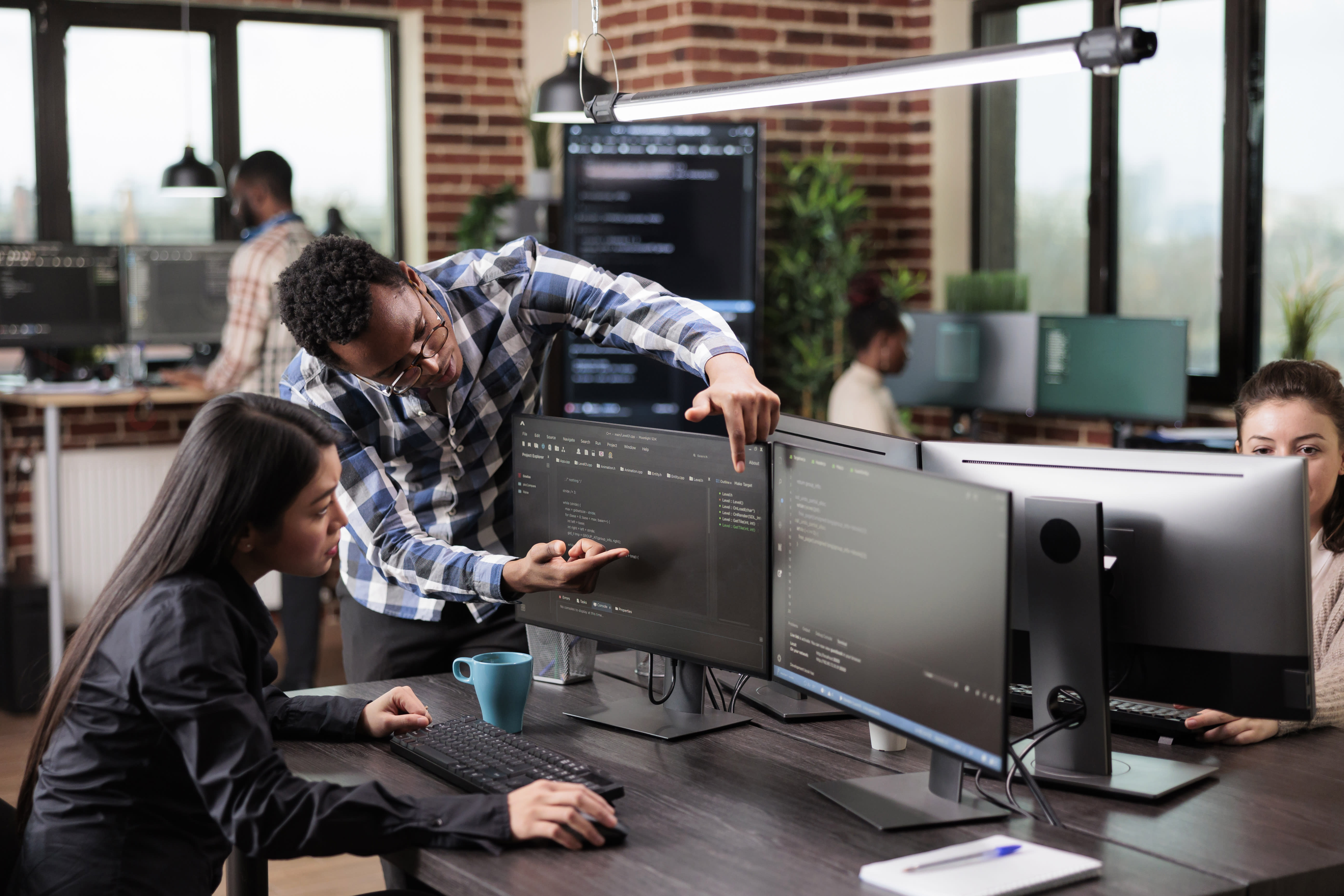 Cybersecurity manager instructing employee