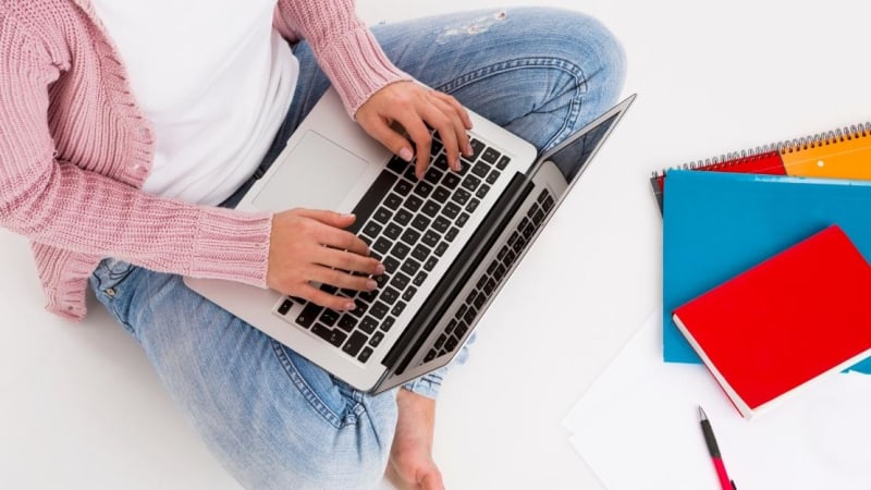 Student with crossed leges and a laptop