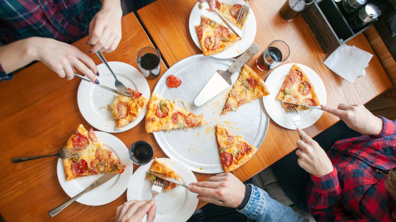 Students eating pizza
