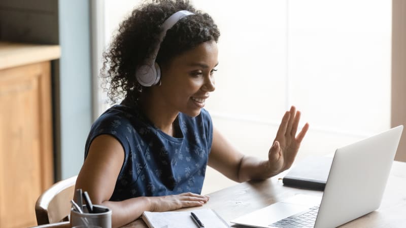 Woman studing on a laptop