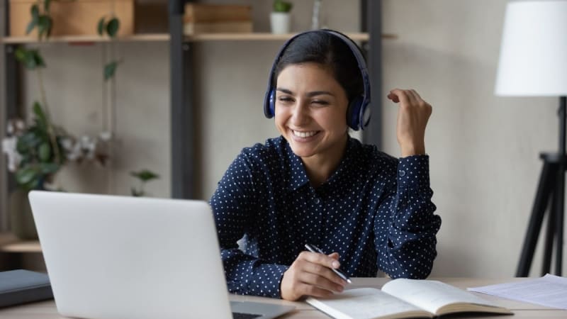 Student having a virtual meeting with a college admissions coach