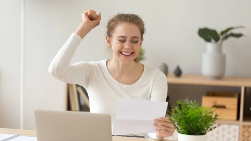 Potential college student attends virtual meeting with a college admissions consultant